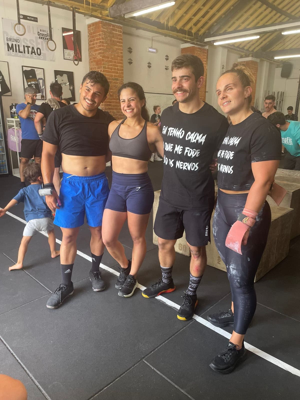 Chico a orientar cliente em exercício funcional