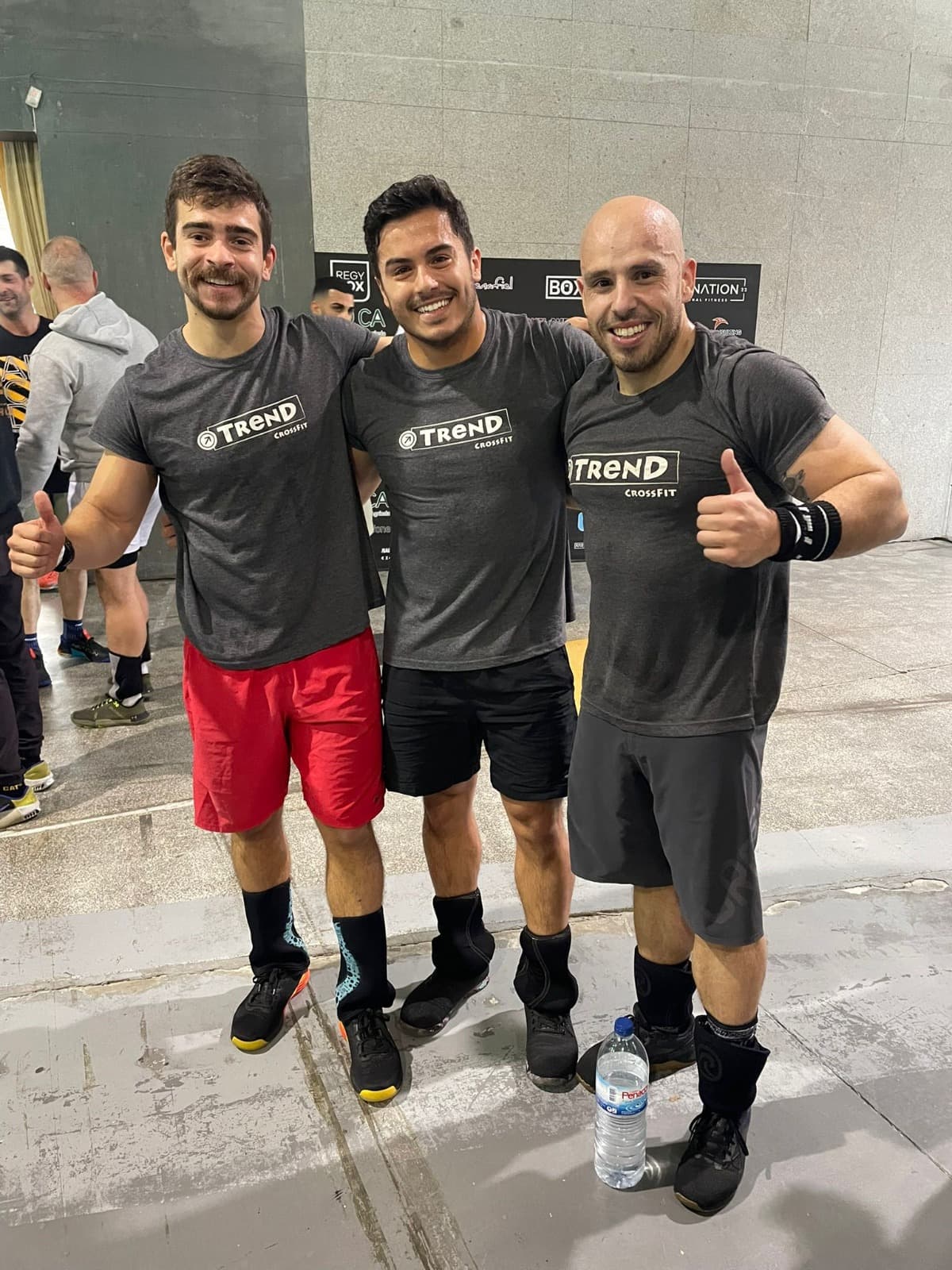 Chico a ajudar cliente com exercícios de mobilidade