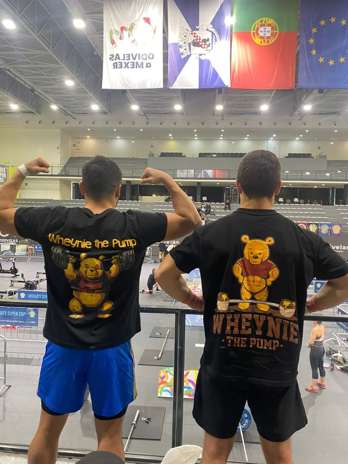 Chico a demonstrar exercícios de mobilidade